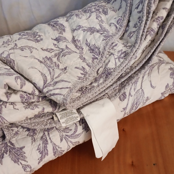 Laura Ashley Floral Purple and White Quilt Full/queen - Picture 2 of 7